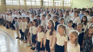 Uczniowie na rozpoczęciu roku szkolnego w sali gimnastycznej