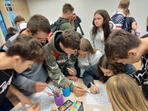 Uczniowie podczas Małopolskiej Nocy Naukowców